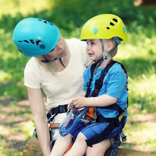 Kleiner Junge im Kletteroutfit weint — Stockfoto