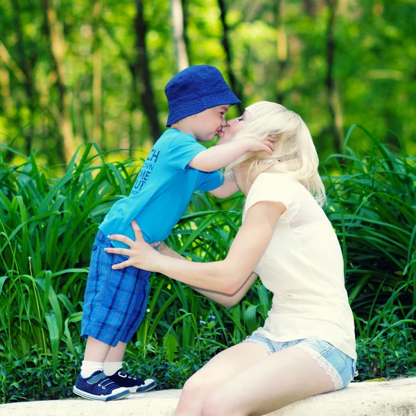 Liten pojke kramar hans mor — Stockfoto