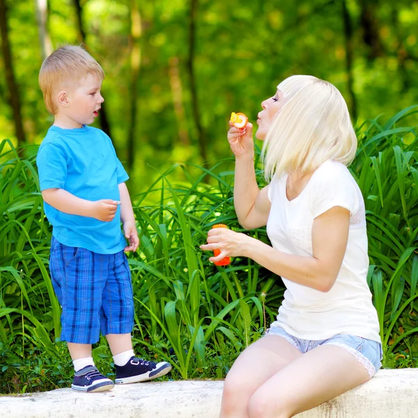 Kleiner Junge und seine Mutter im Freien — Stockfoto