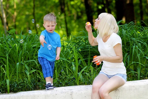 Liten pojke och hans mamma utomhus — Stockfoto