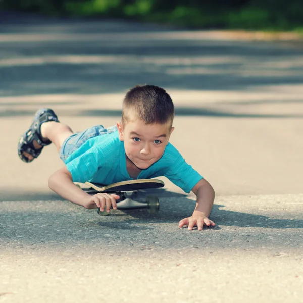 Kleine jongen met skateboard — Stockfoto