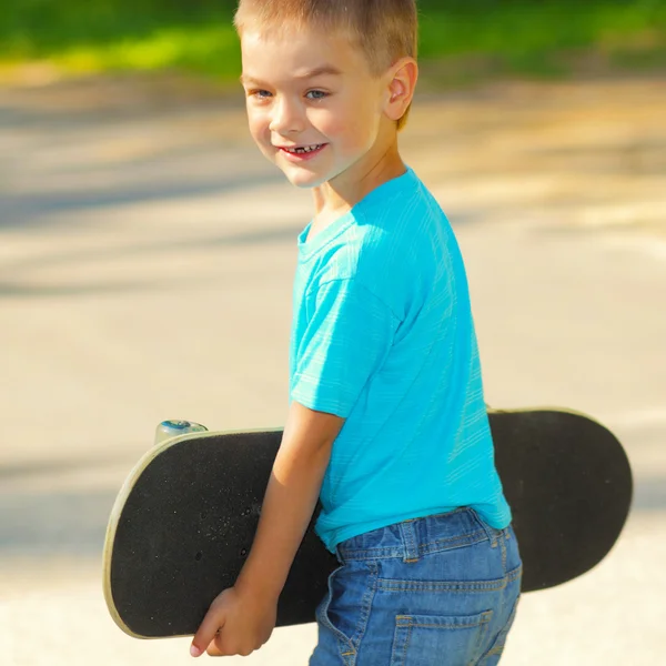 Petit garçon avec planche à roulettes — Photo