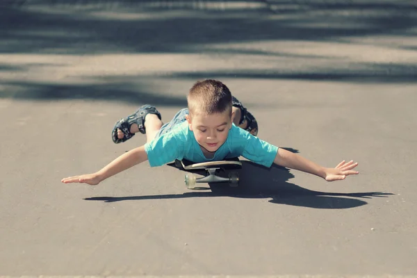Liten pojke med skateboard — Stockfoto