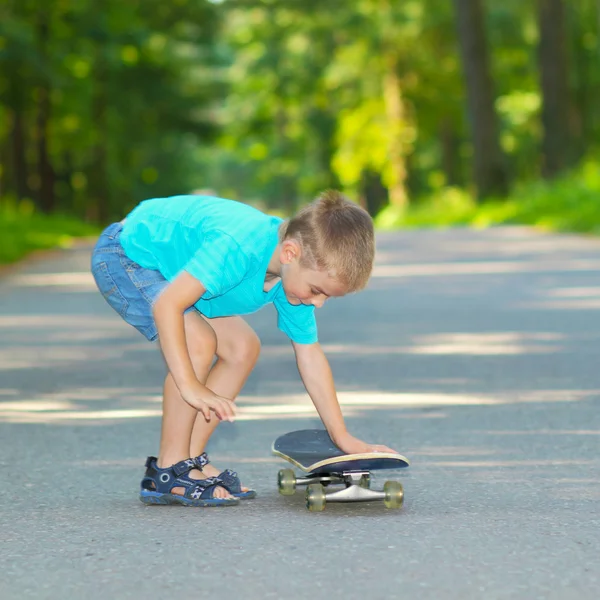 kaykay ile küçük çocuk