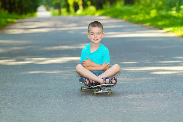 Petit garçon avec planche à roulettes — Photo