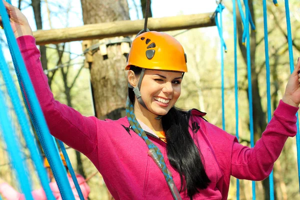 Ragazza divertirsi nel parco avventura — Foto Stock