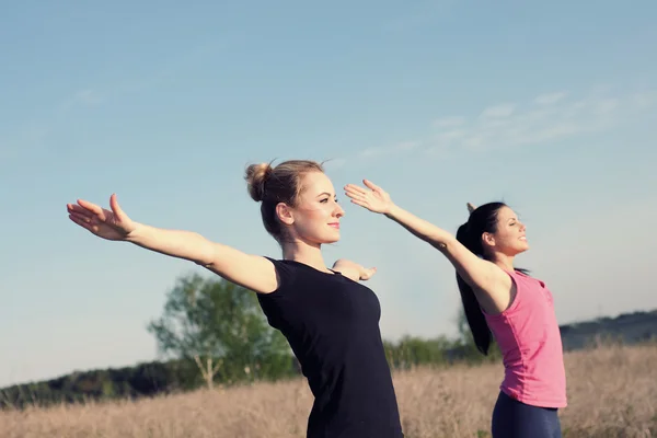 Två kvinnor gör yoga utomhus — Stockfoto