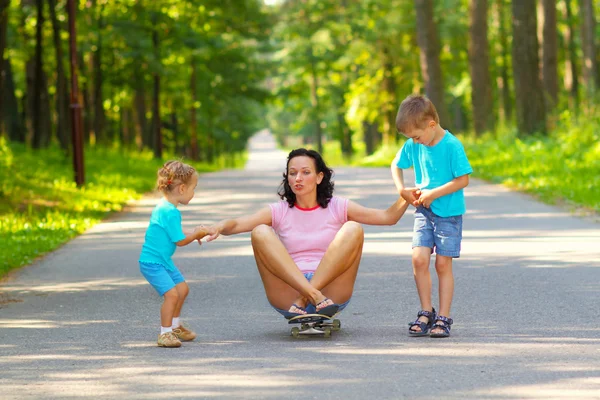 Famille s'amuser avec skateboard — Photo