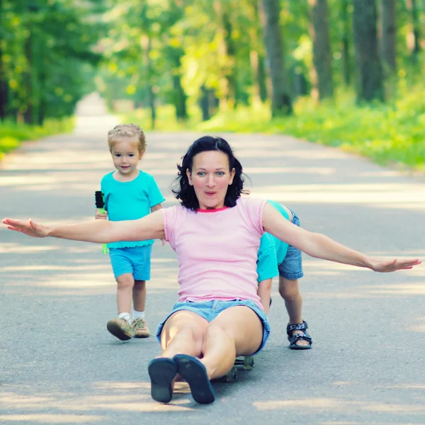 Famiglia divertendosi con lo skateboard — Foto Stock