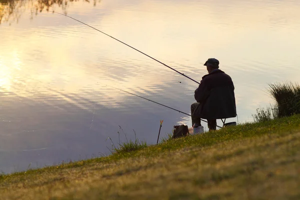 Pescador pescando por la mañana — Foto de Stock