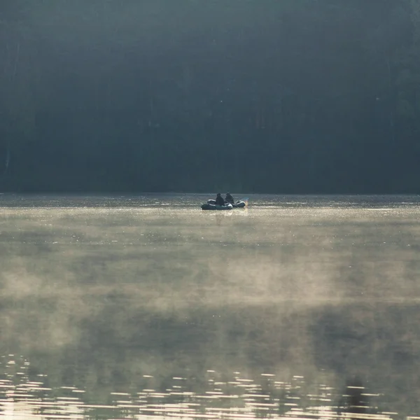 Pescadores en la niebla de la mañana —  Fotos de Stock