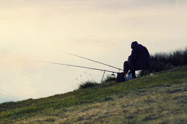 Pêcheur pêchant le matin — Photo