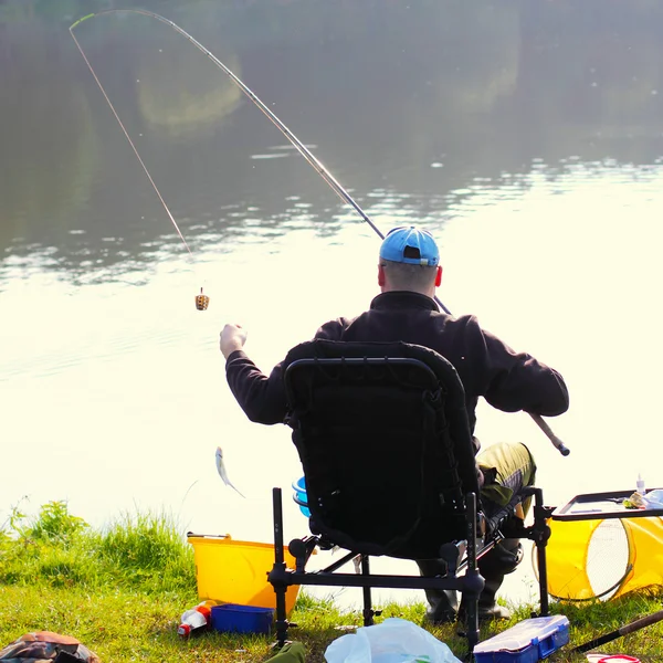 Pescador pescando por la mañana — Foto de Stock