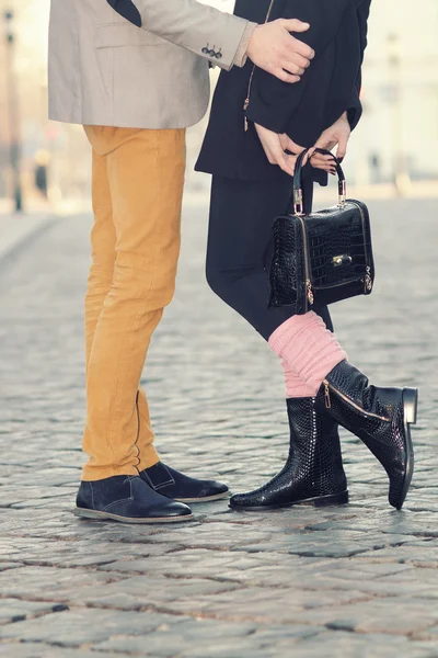 Mannelijke en vrouwelijke benen tijdens een date — Stockfoto