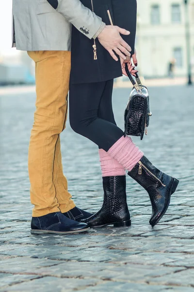 Gambe maschili e femminili durante un appuntamento — Foto Stock