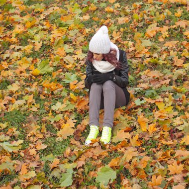 Sonbahar depresyonu olan üzücü hippi kız