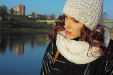 Sonbahar depresyonu olan üzücü hippi kız