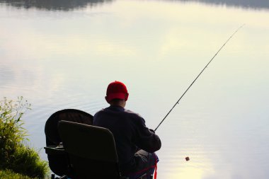 Balıkçı bir balık sabah yakalar.