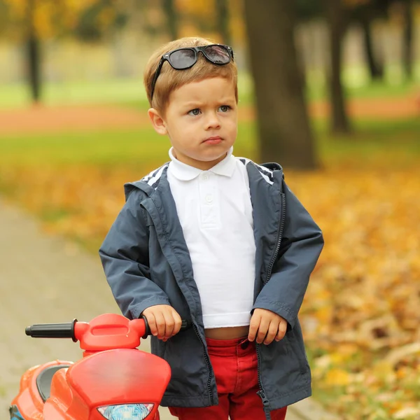 Niño pequeño con motocicleta — Foto de Stock