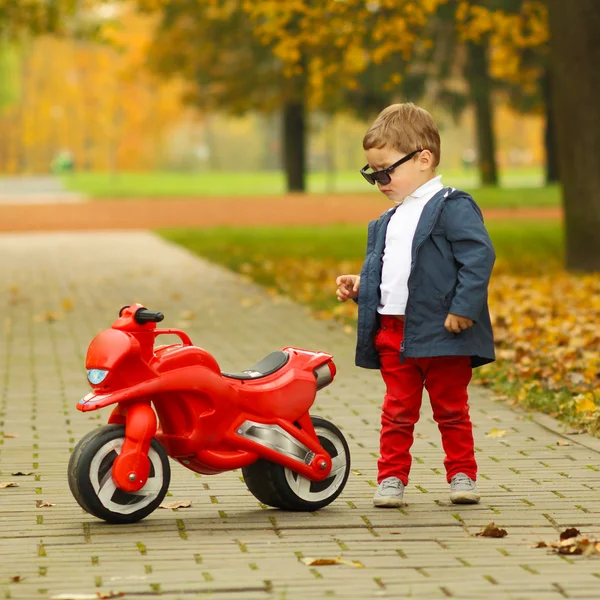 Kleine jongen met motorfiets — Stockfoto