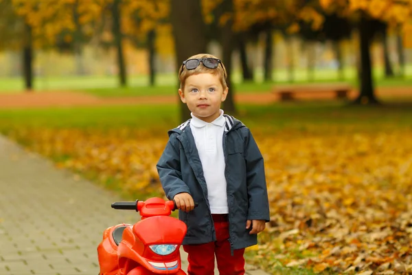 Niño pequeño con motocicleta —  Fotos de Stock