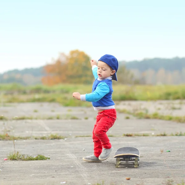 Мальчик со скейтбордом на улице — стоковое фото