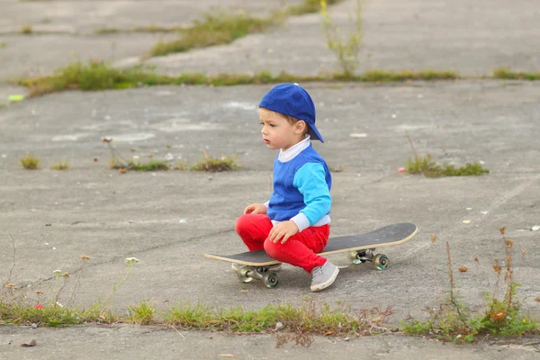 Boy with skateboard outdoors — Stock Photo, Image