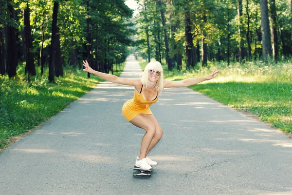 Tjej att ha kul på skateboard — Stockfoto