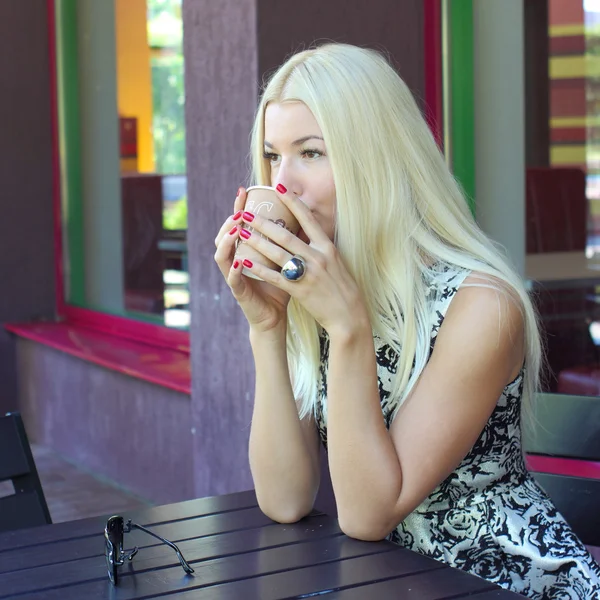 Fille se reposant dans un café — Photo