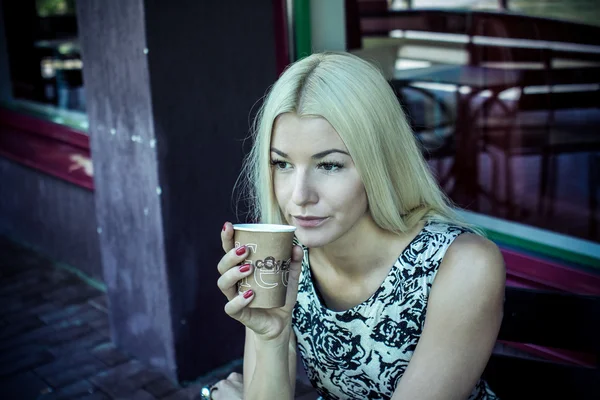 Flicka vilar i ett café — Stockfoto
