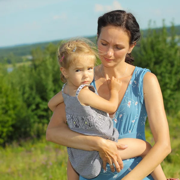 Jonge moeder met kind buiten — Stockfoto