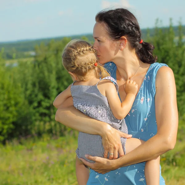 Jonge moeder met kind buiten — Stockfoto