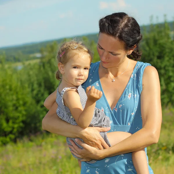 Giovane madre con bambino fuori — Foto Stock