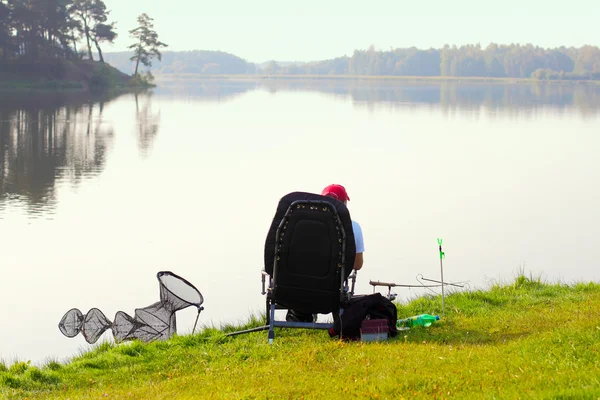 Fischer fängt morgens einen Fisch — Stockfoto