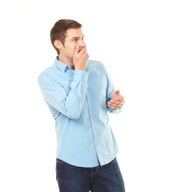 Şaşırmış adam uzakta görünüyor