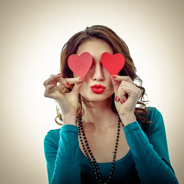 Flicka med Valentine hjärtan över hennes ögon. — Stockfoto