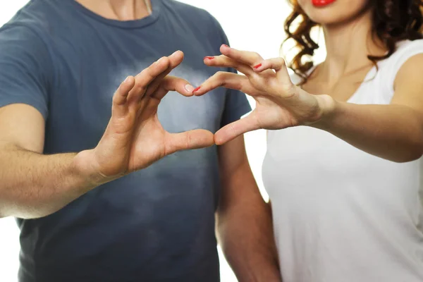 Couple faisant coeur par les doigts . — Photo