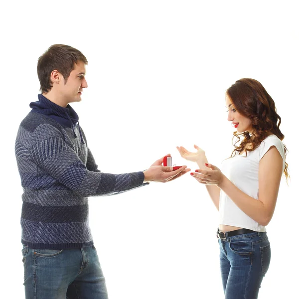 Hombre dar anillo a su chica — Foto de Stock