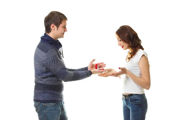 Mann schenkt seinem Mädchen Ring — Stockfoto