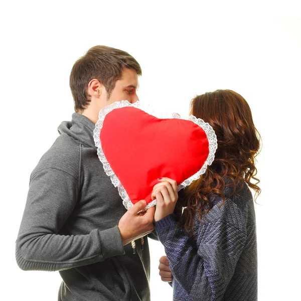 Giovani date baciare dietro il cuore — Foto Stock