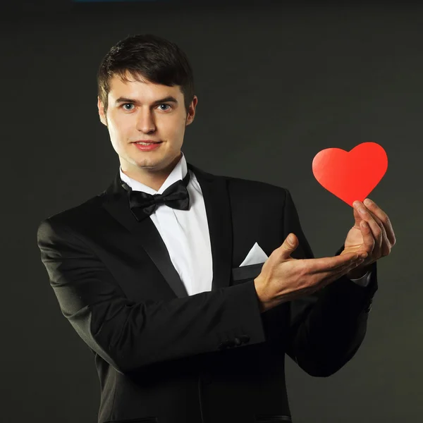Mężczyzna w smokingu z czerwonego papieru serca — Zdjęcie stockowe