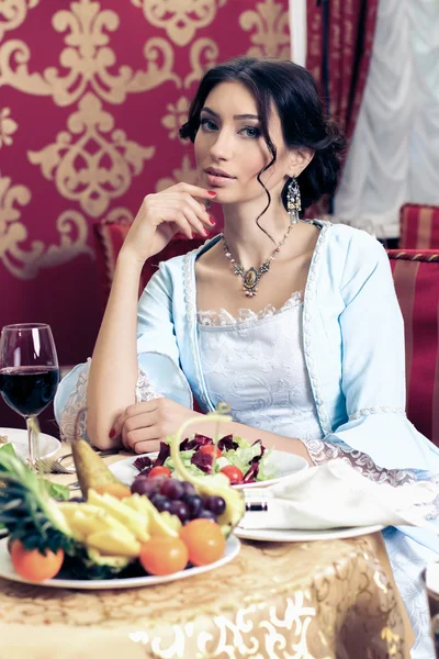 Mooie retro vrouw in restaurant — Stockfoto