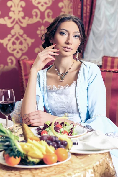 Mooie retro vrouw in restaurant — Stockfoto