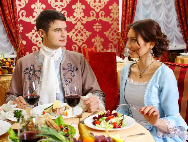 Retro casal jantar no restaurante — Fotografia de Stock