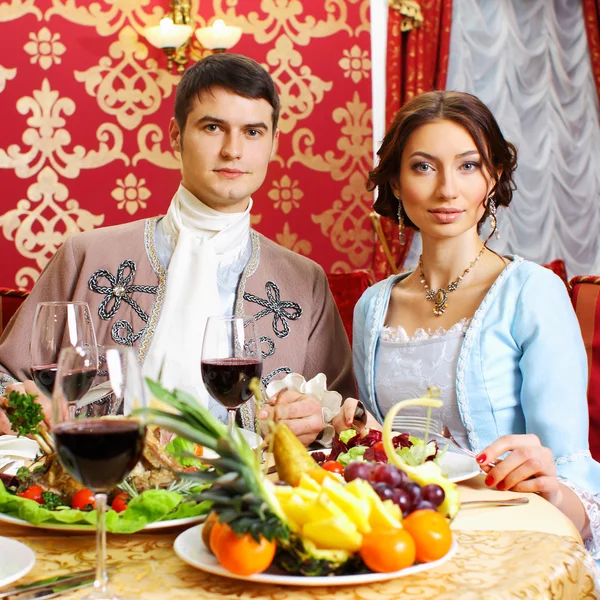 Retro çift restoranında yemek