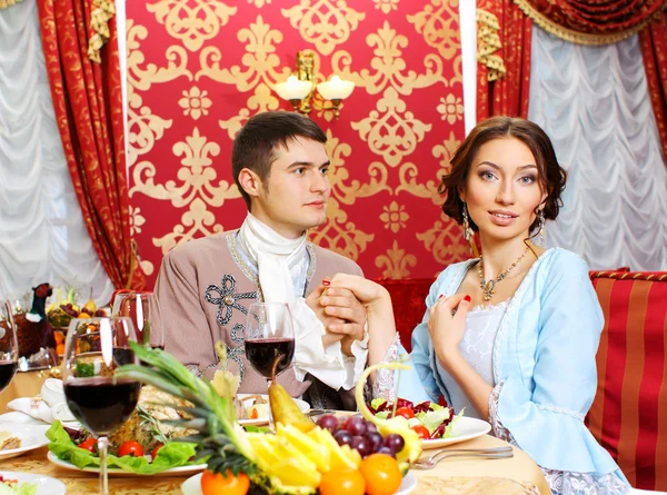 Retro paar dineren in restaurant — Stockfoto