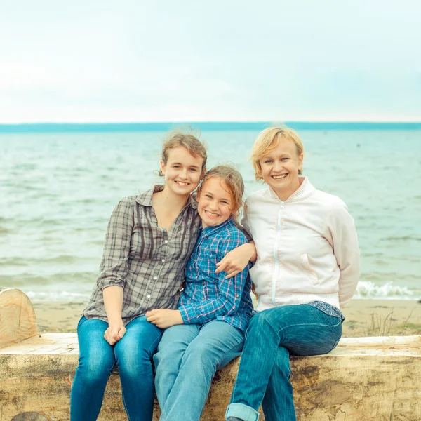 Madre e hijos en la costa — Foto de Stock