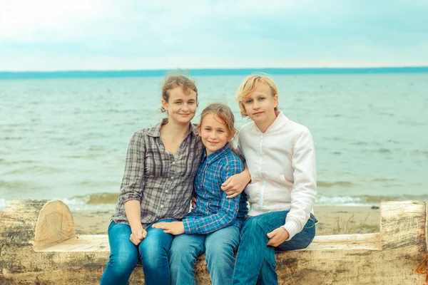 Madre e hijos en la costa — Foto de Stock