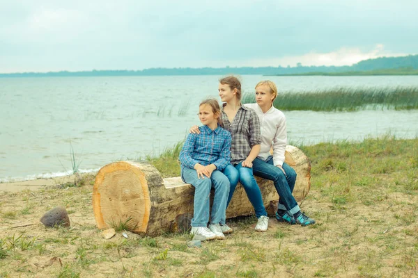 Mutter und Kinder an der Küste — Stockfoto