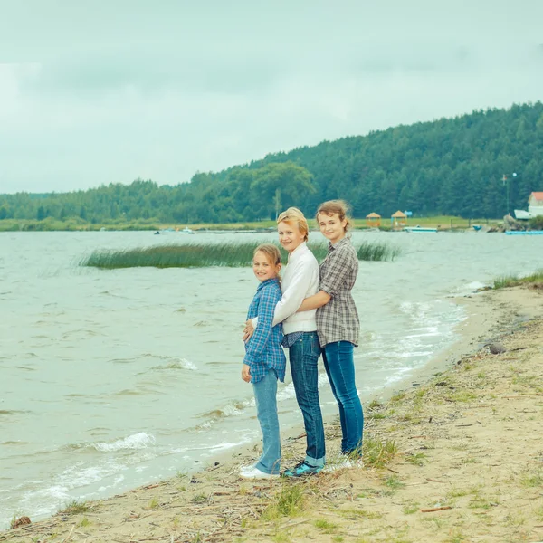 Mutter und Kinder an der Küste — Stockfoto